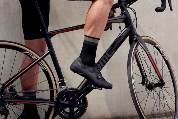 SHIMANO SH-RC300 Value-Packed Road Cycling Shoe, Black, 8.5-9 Men (EU 43) Rc300 Sepatu Cleat Roadbike Shimano Shimano Cleats SHIMANO SH